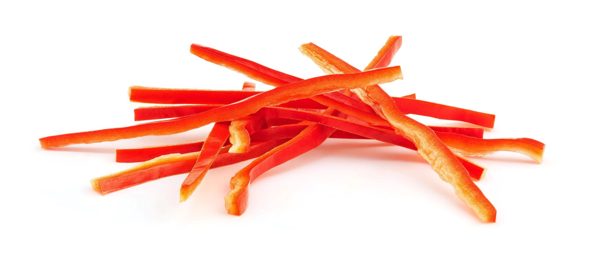 rød paprika i skiver på en hvit bakgrunn