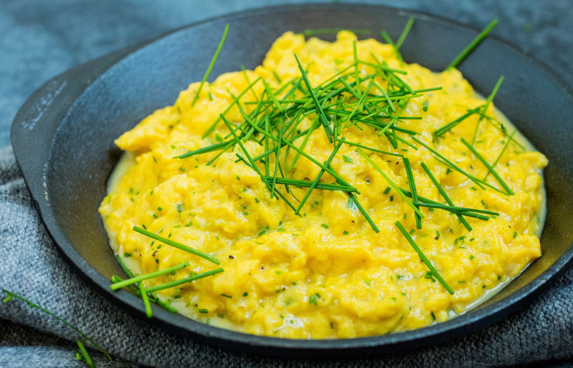 En god eggerøre er både enkelt og skikkelig godt når du vil ha noe varmt og mettende. Den myke konsistensen og milde smaken gjør den perfekt til både rolige frokoster og raske måltider, gjerne toppet med litt friske urter.