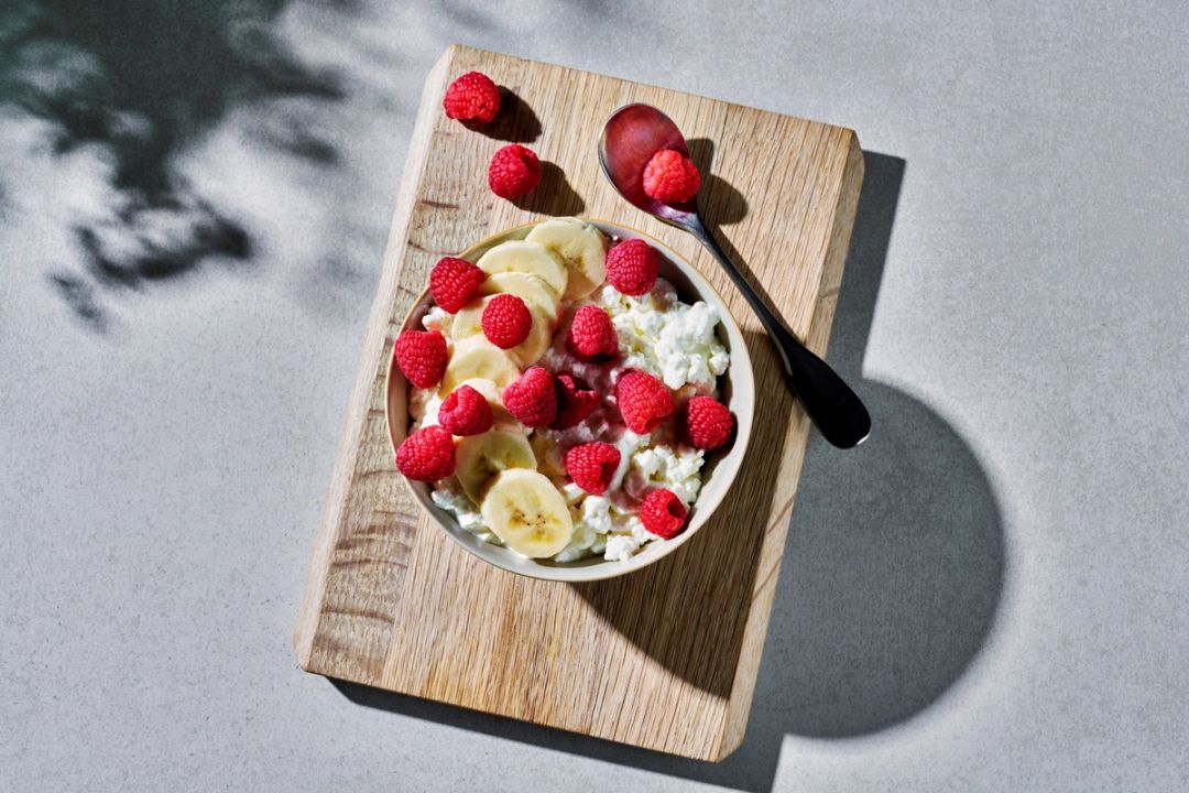 Cottage cheese med bær og banan