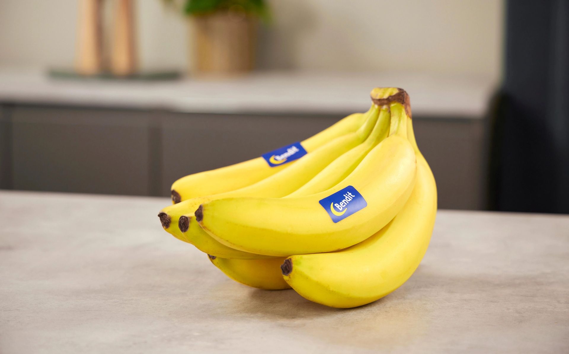 Bananklase på kjøkkenbenken.