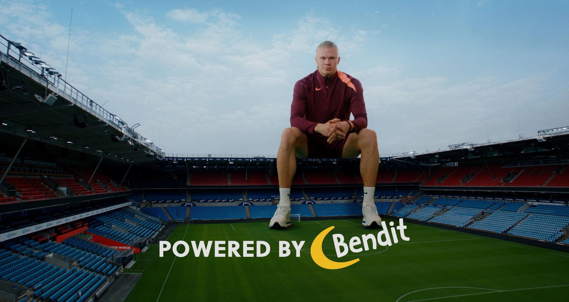 Haaland sitter på taket på Ullevaal stadion (AI). 