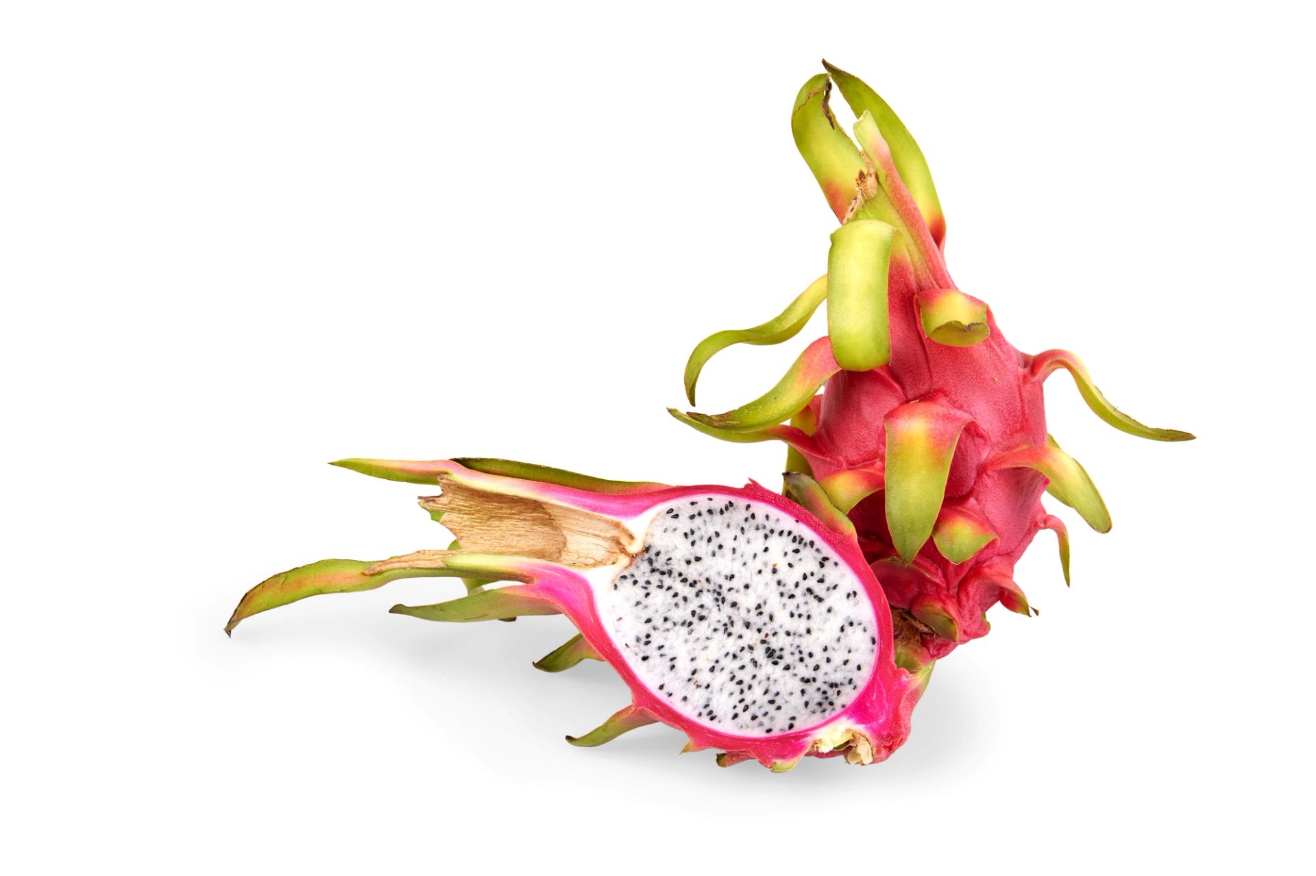 Dragefrukt (pitahaya) hel og delt i to, med hvitt fruktkjøtt og små svarte frø, plassert på hvit bakgrunn.