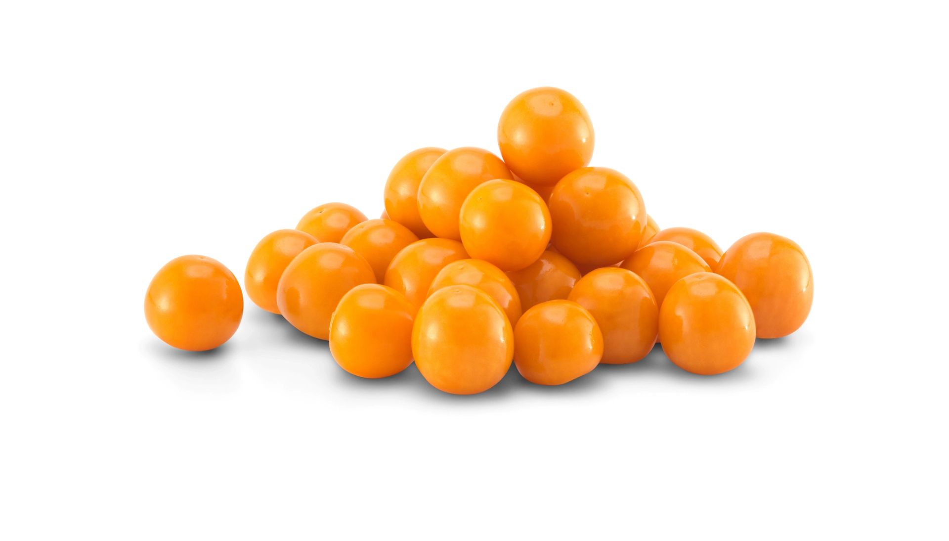 En liten haug av glatte, runde physalisbær uten hylster, i en intens oransje farge, plassert mot en hvit bakgrunn.
