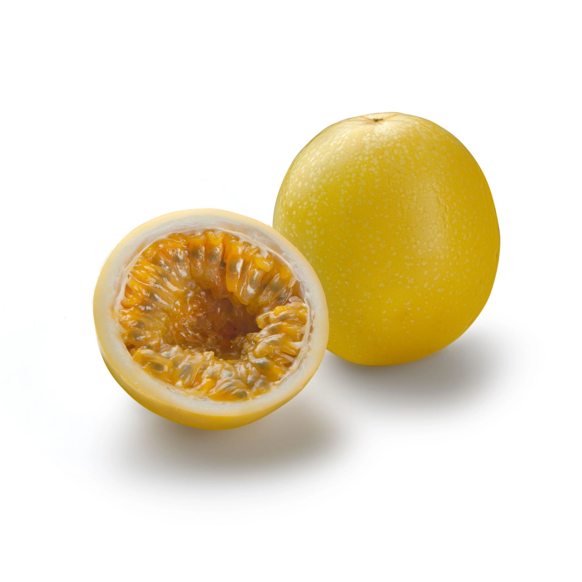 Granadilla, én hel og én delt i to, som viser oransje fruktkjøtt med frø, plassert på hvit bakgrunn.