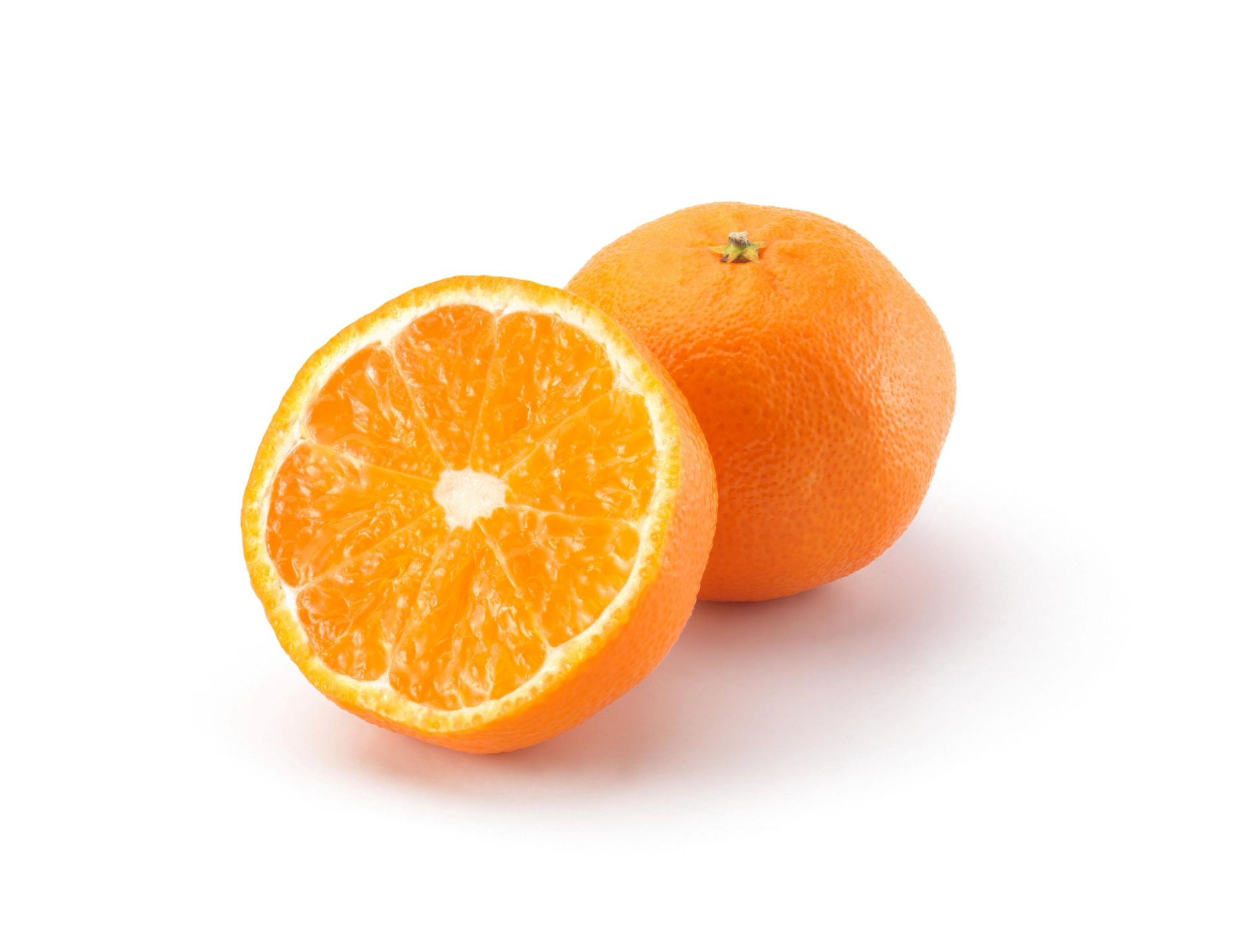 En hel og en halvert mandarin med saftig, lysoransje fruktkjøtt plassert mot en hvit bakgrunn.