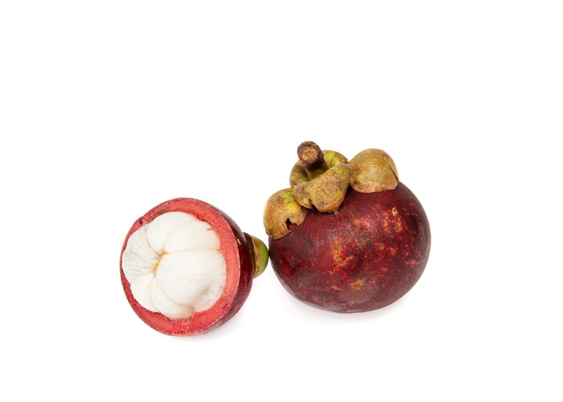 En hel og en halvert mangostan, der den halverte viser hvite, segmenterte fruktdeler inni det mørklilla skallet