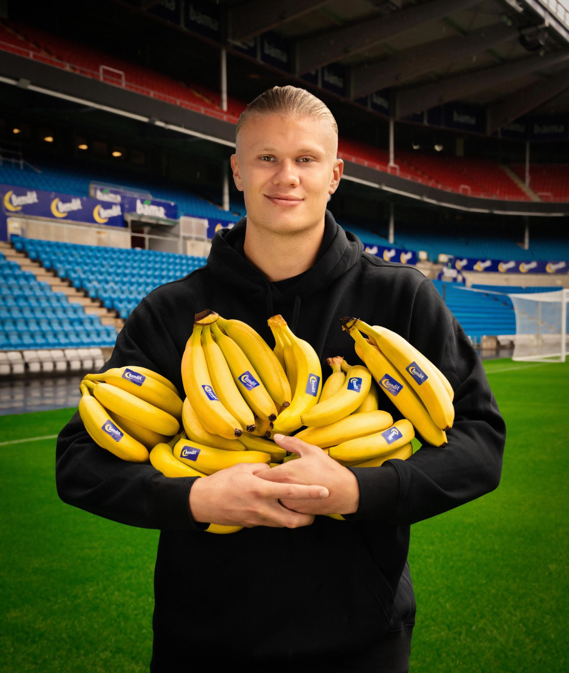 Haaland holder masse bananer i hendene. 