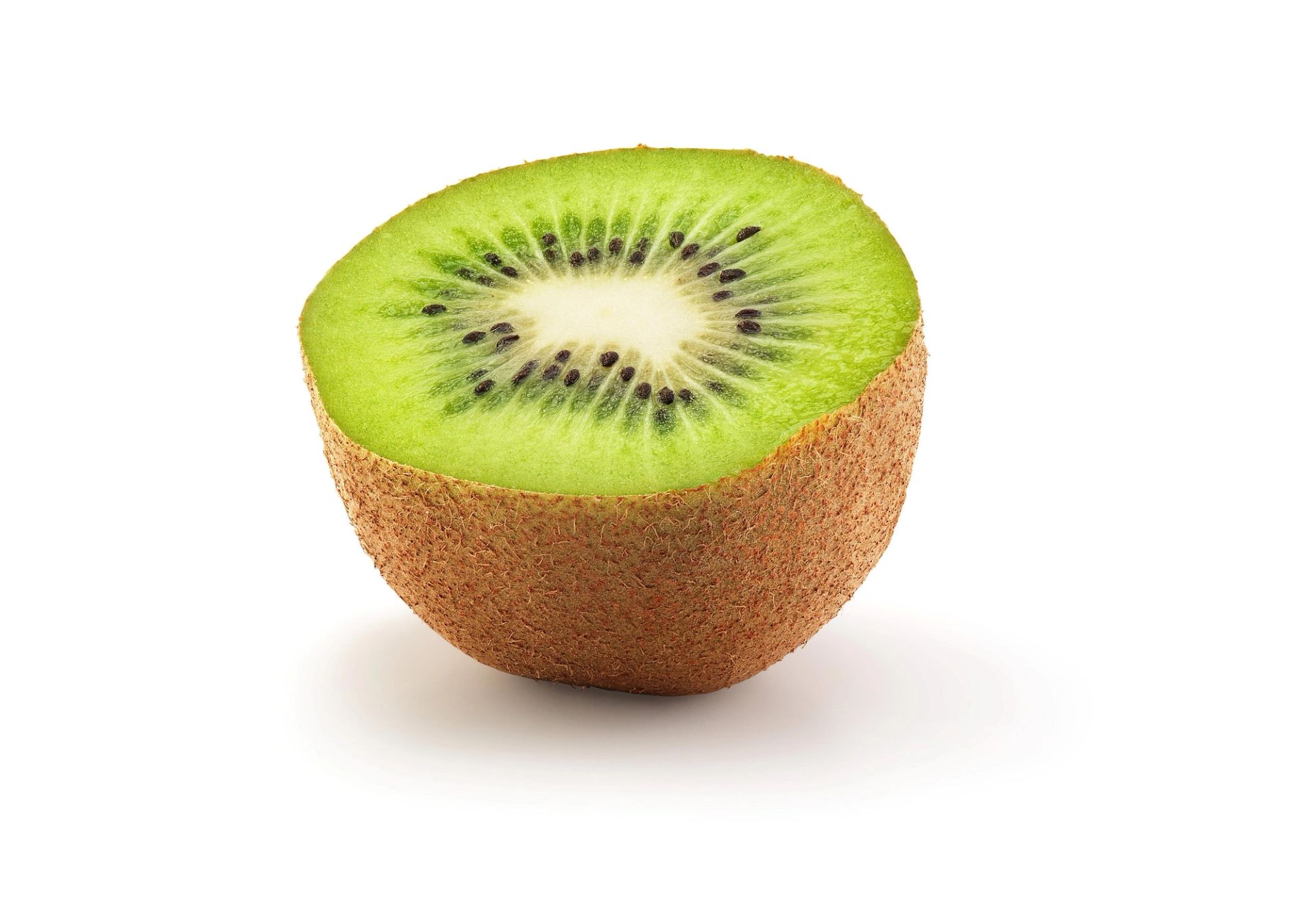 Halv kiwi med grønt fruktkjøtt, lys kjerne og små svarte frø, omgitt av brun, hårete skall på en lys bakgrunn.