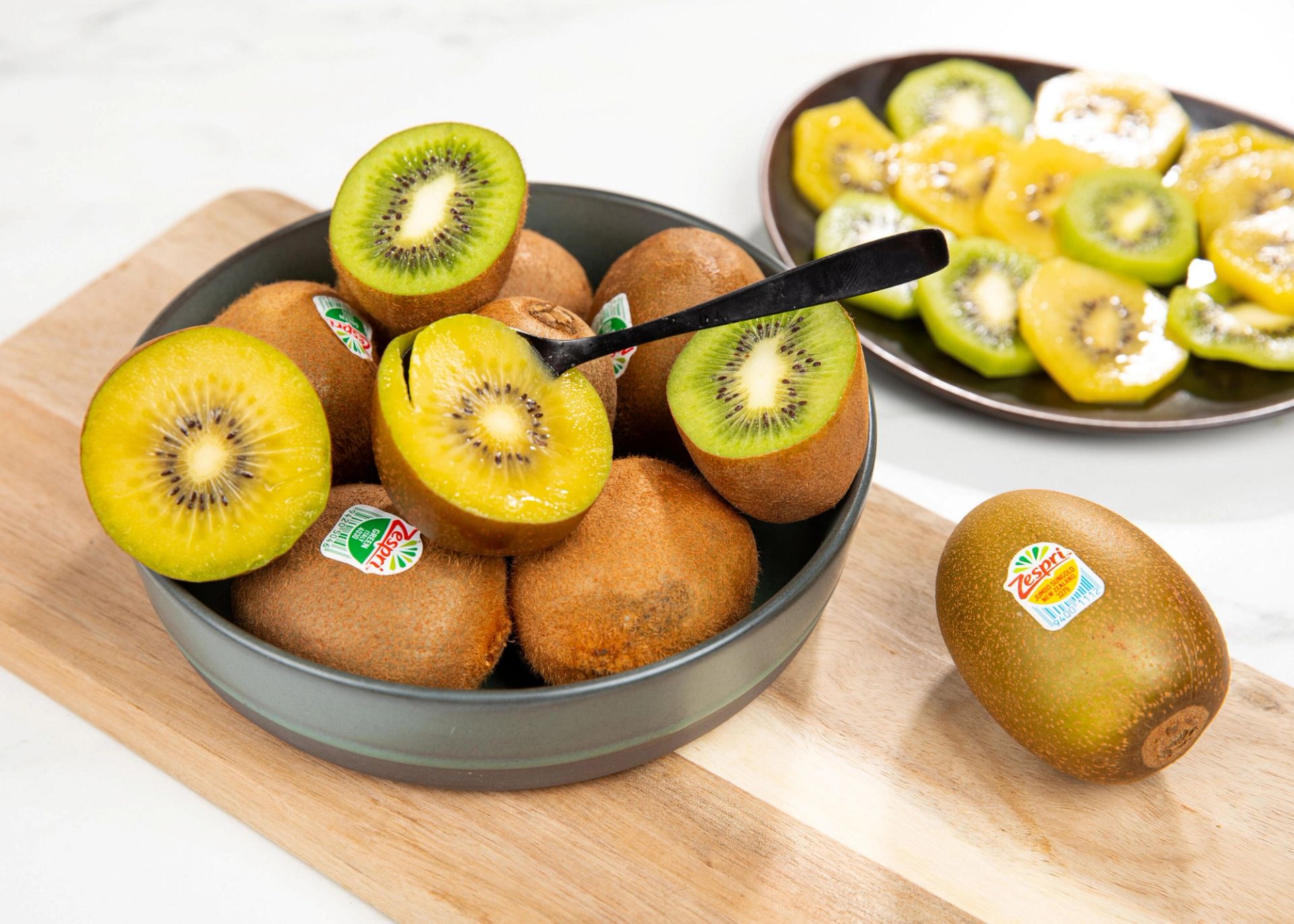 gul og grønn kiwi i en skål. 