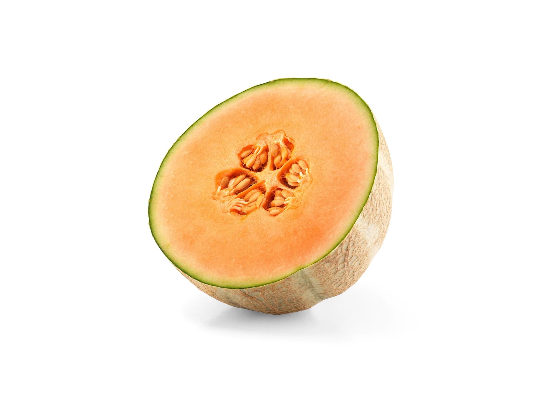 En halvert cantaloupe-melon med oransje fruktkjøtt og en klynge frø i midten, sett mot hvit bakgrunn