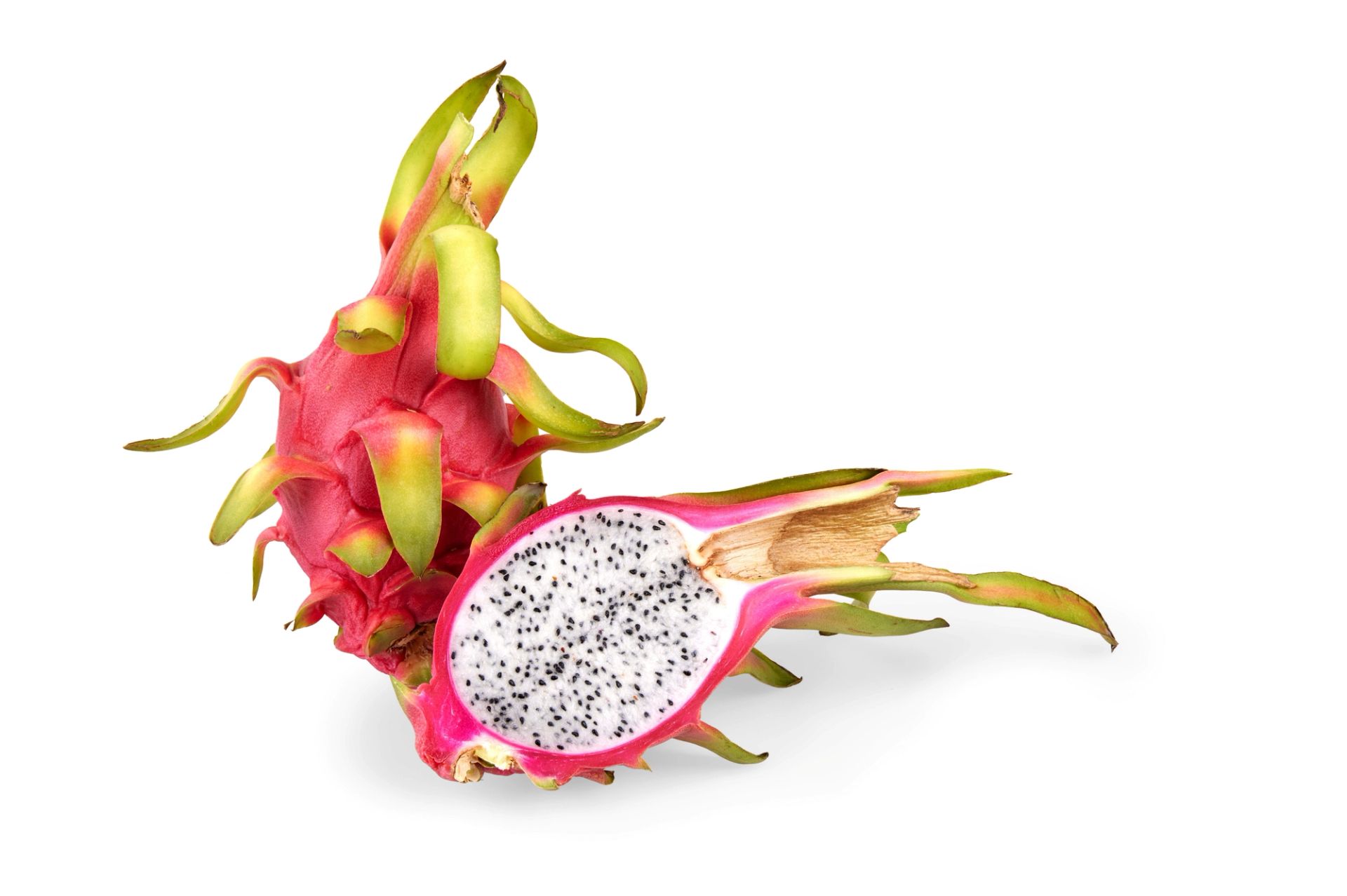 En hel og en halvert dragefrukt (pitahaya) ligger på en hvit bakgrunn. Den hele frukten har knallrosa skall med grønne bladlignende utstikkere, og den halverte viser hvitt fruktkjøtt med små svarte frø.