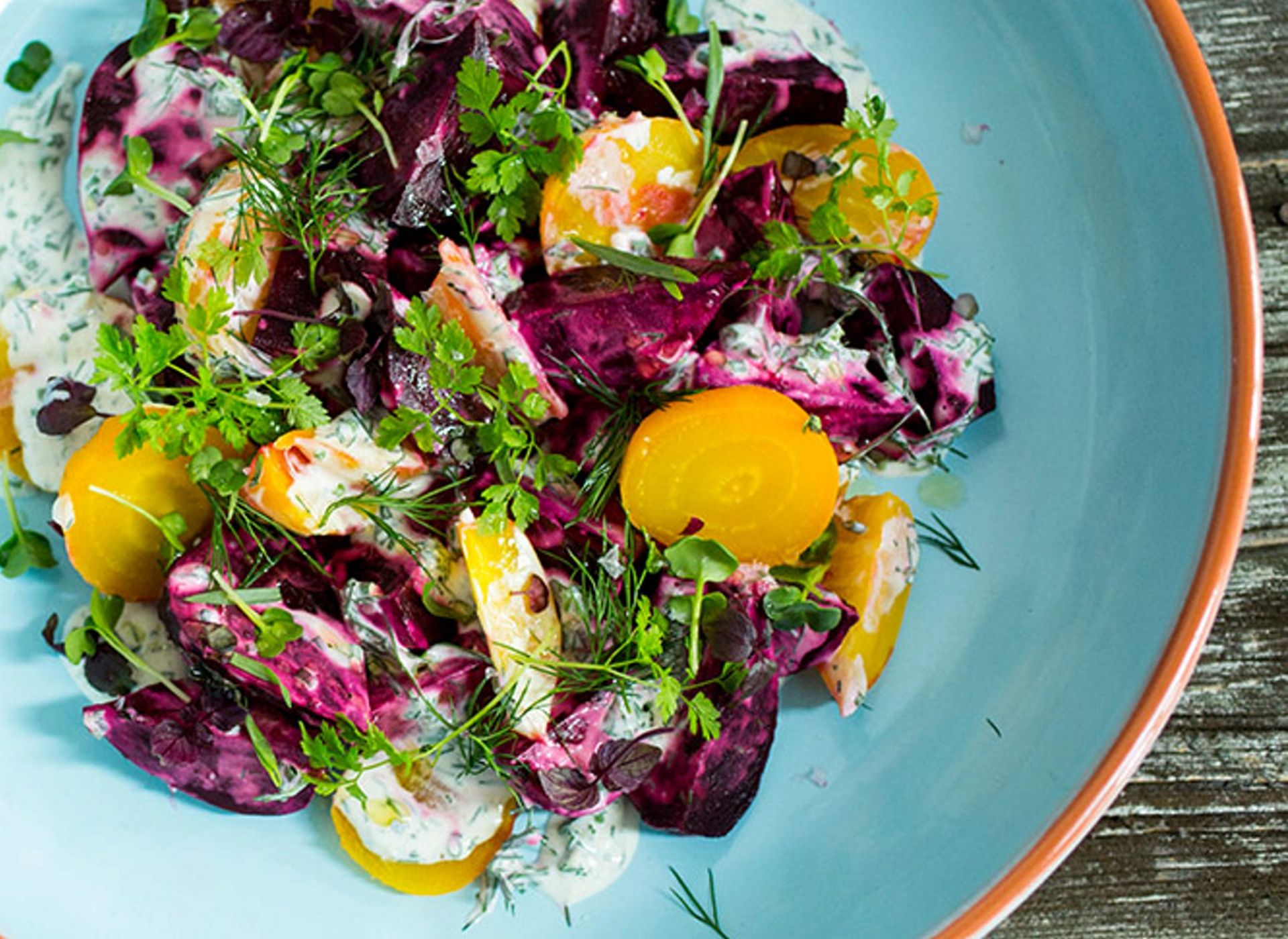 Lun rødbetsalat med kremet dressing, friske urter og syltede rødbeter