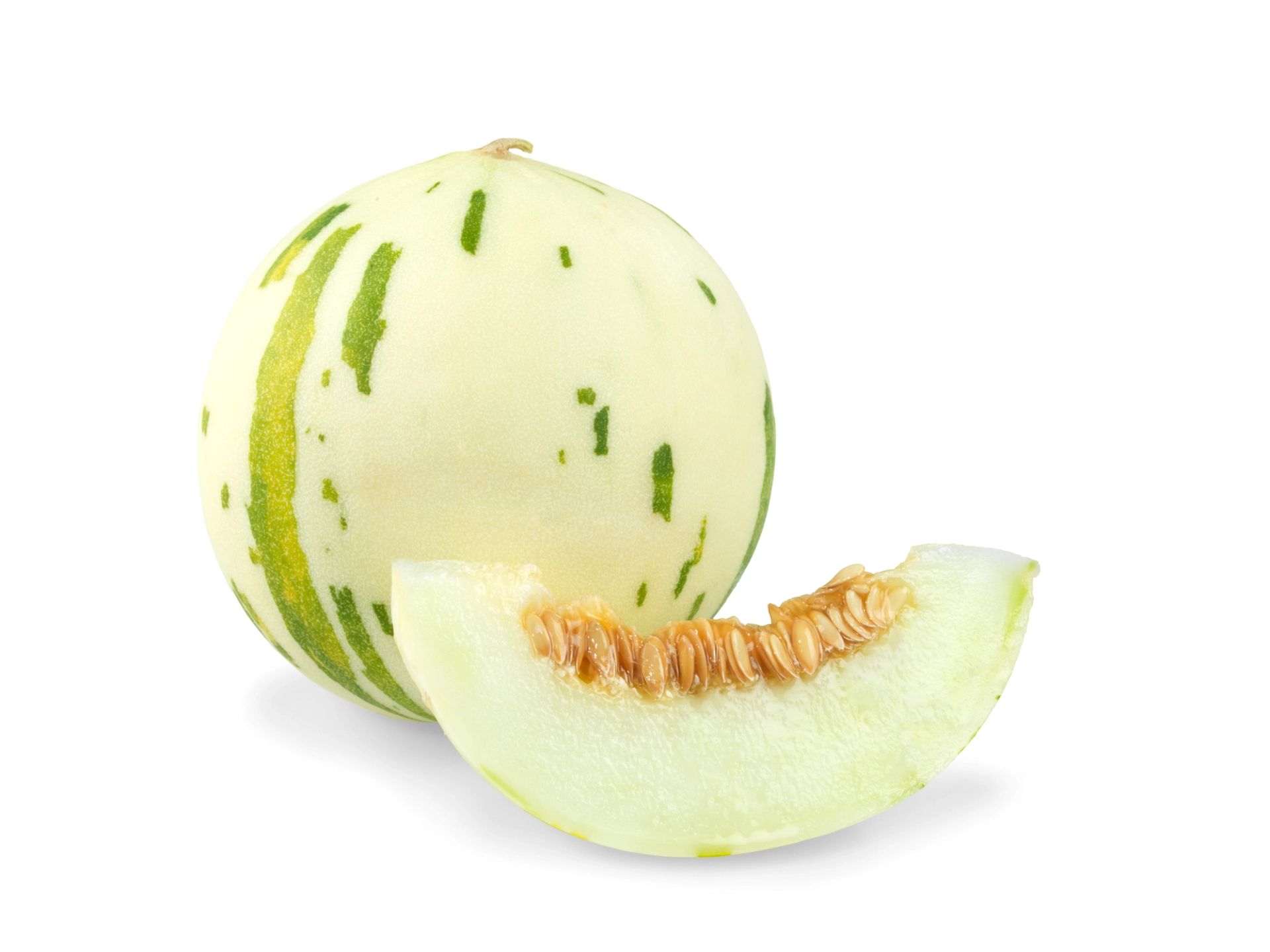 En hel lysgrønn melon med mørkegrønne striper, plassert bak en skive av samme melon som viser lyst grønt fruktkjøtt og en rad med frø.