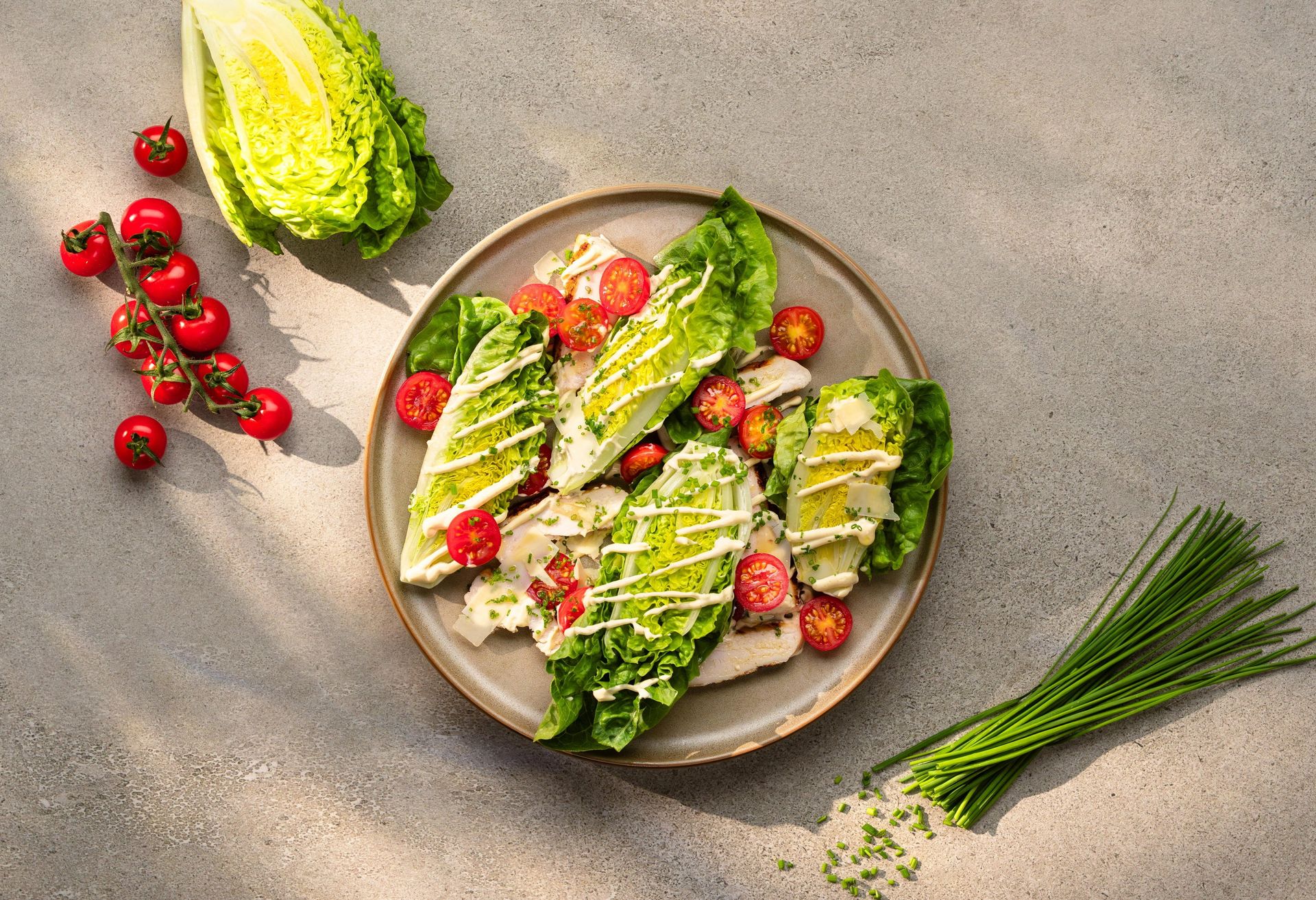 Tallerken med hjertesalat og tomater. 