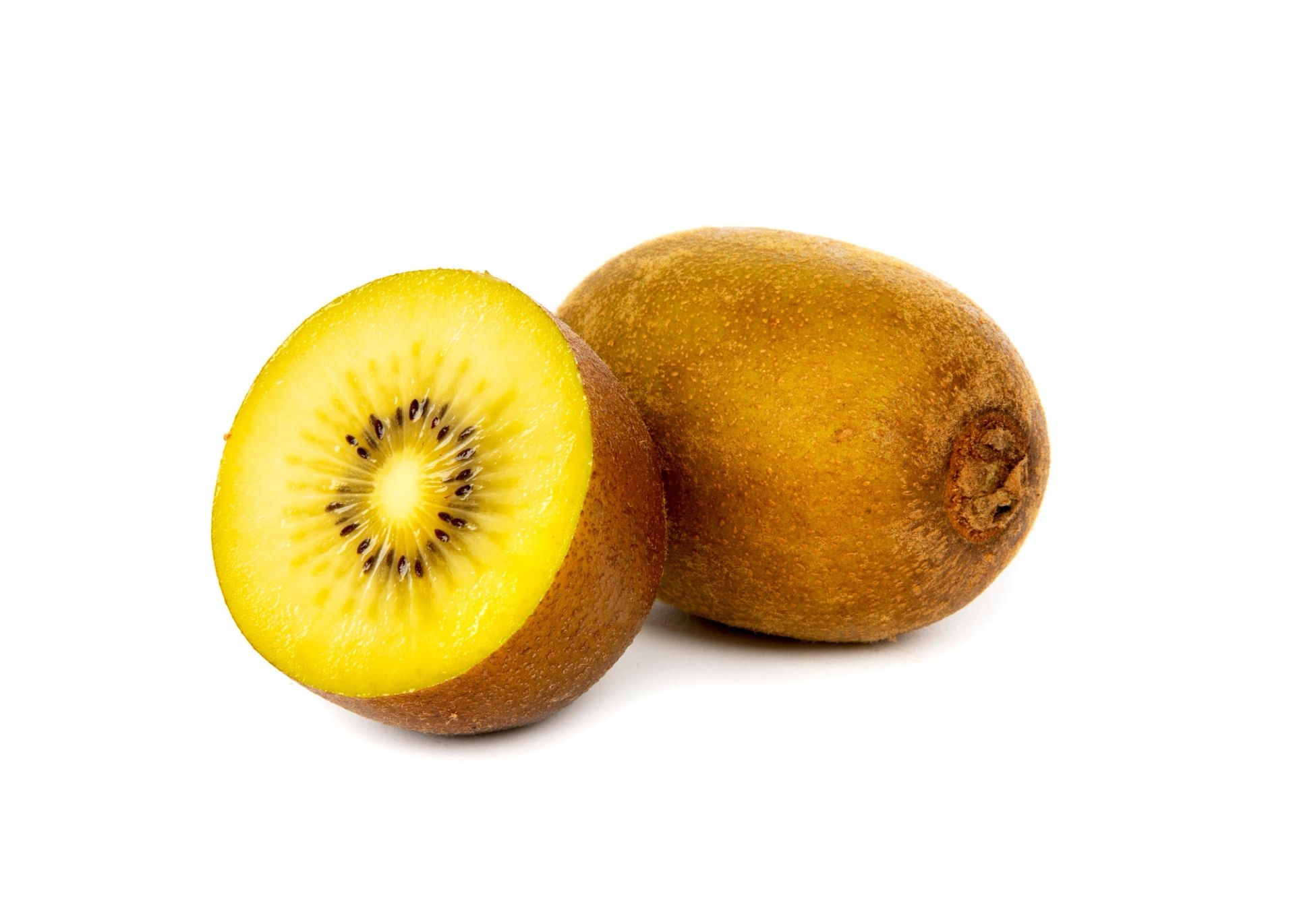 En hel og en halvert gul kiwi, med brun glatt utside og gult fruktkjøtt med små svarte frø, plassert på hvit bakgrunn