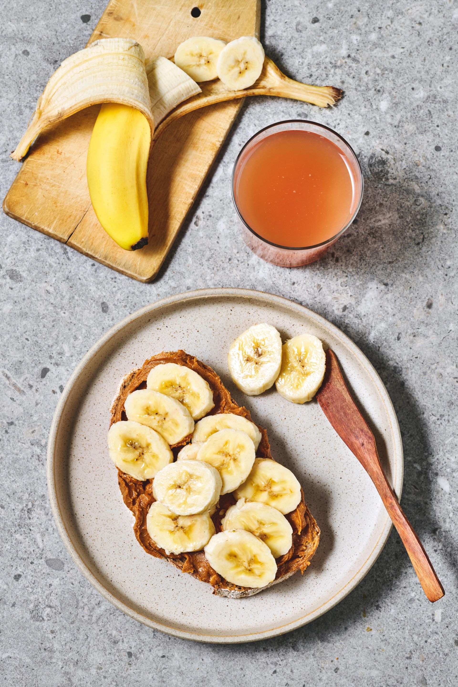 Banan på brødskive, glass juice og banan. 