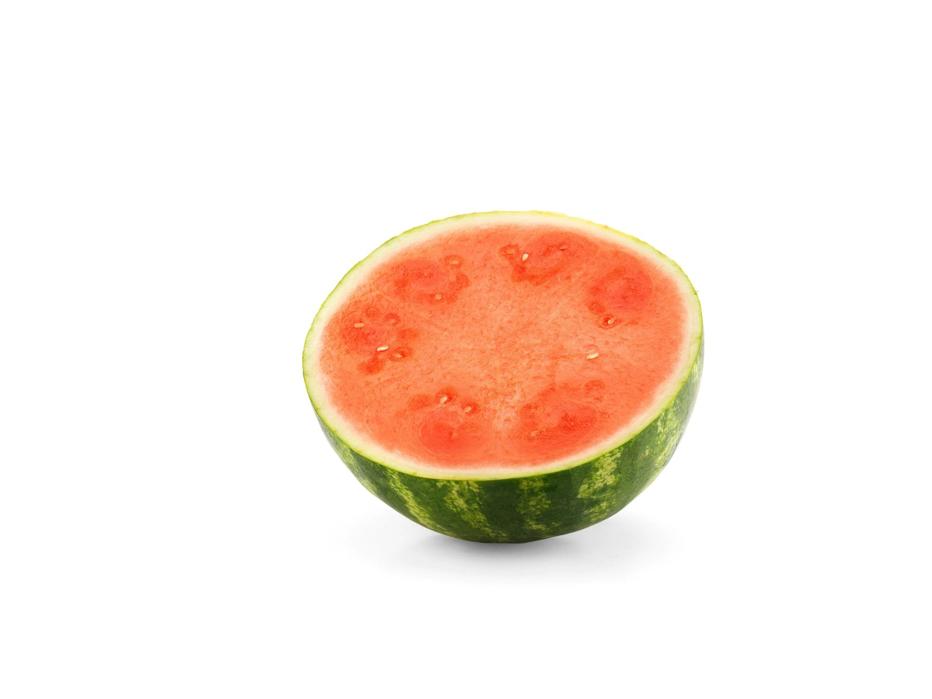 En halv vannmelon med rød fruktkjøtt og noen synlige kjerner, plassert mot en hvit bakgrunn.