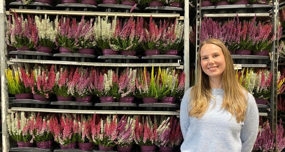 Jente foran blomster