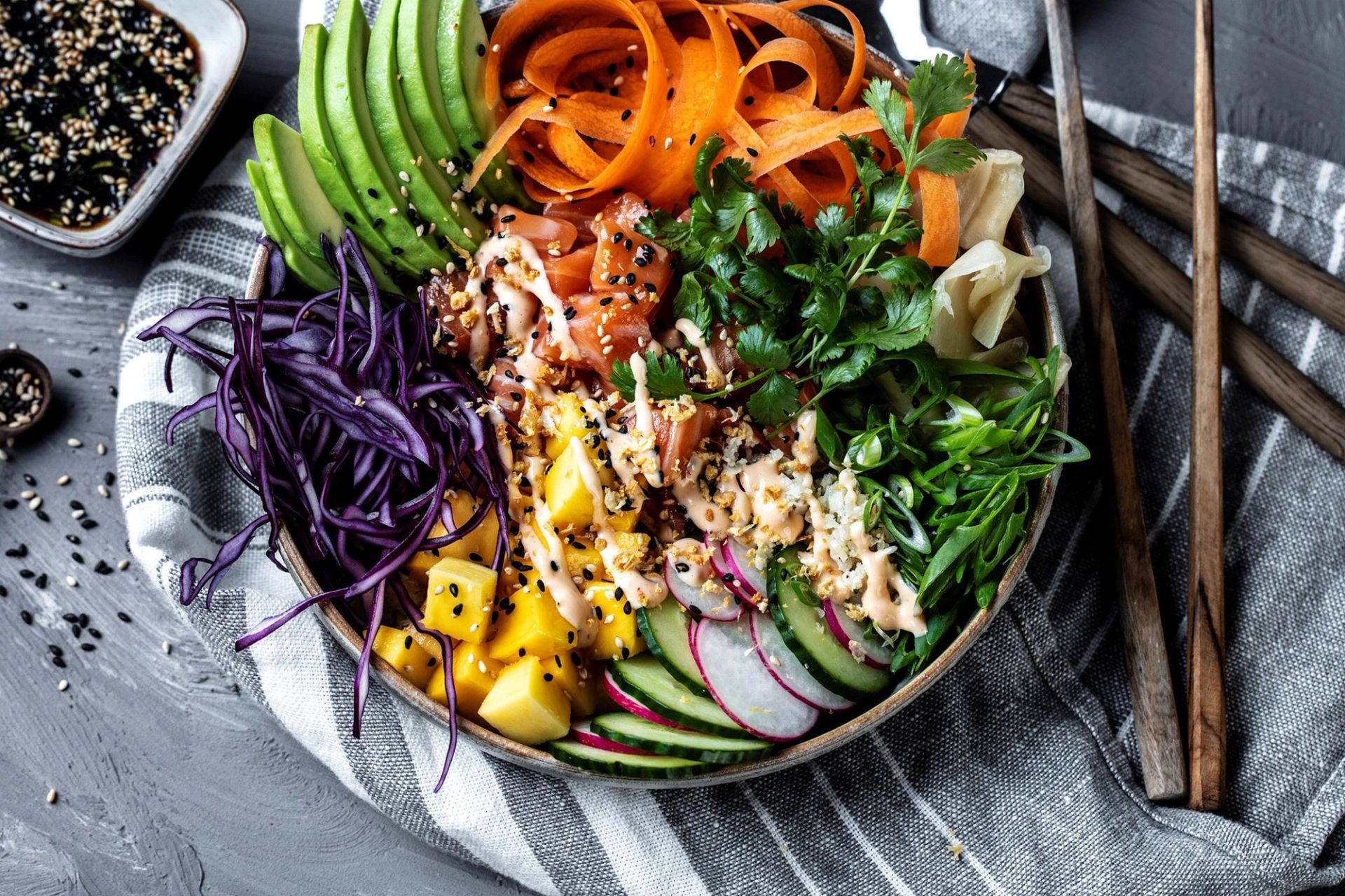 Poké bowl med laks, mango, avokado, rødkål, agurk og blomkålris