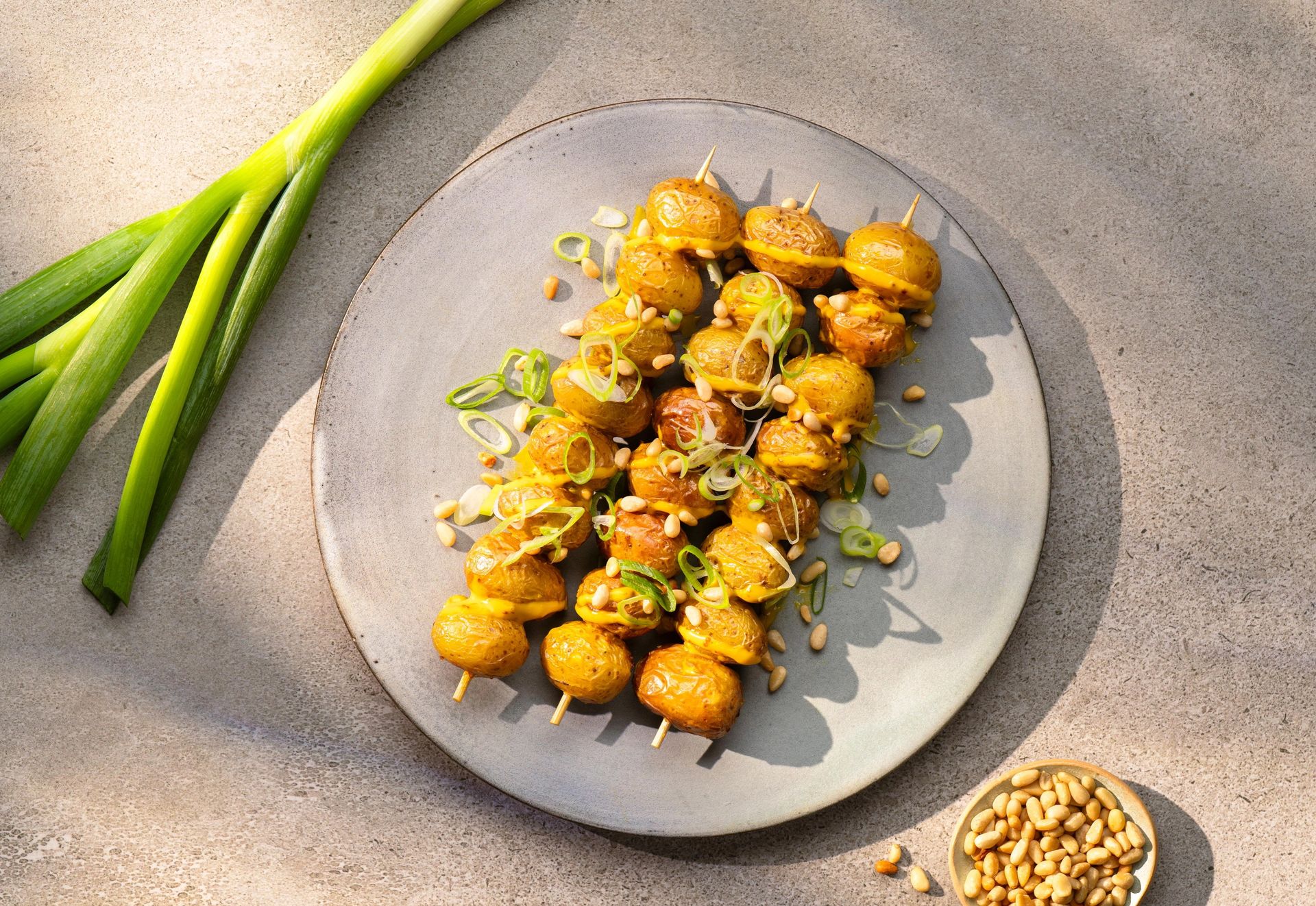 Grillede norske nypoteter på spyd med sennepsdressing og gressløk