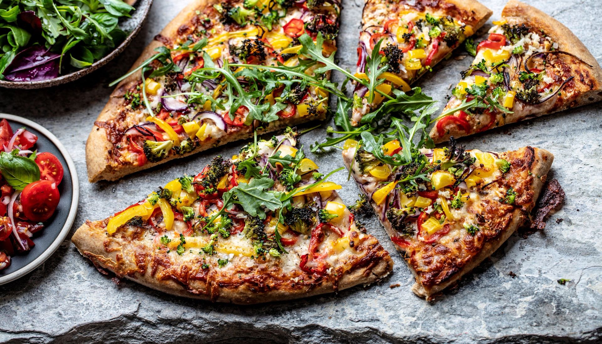 Grønn pizza med brokkoli, paprika, rødløk og ruccola på sprø bunn – fargerik vegetarpizza med ferske grønnsaker og smeltet ost
