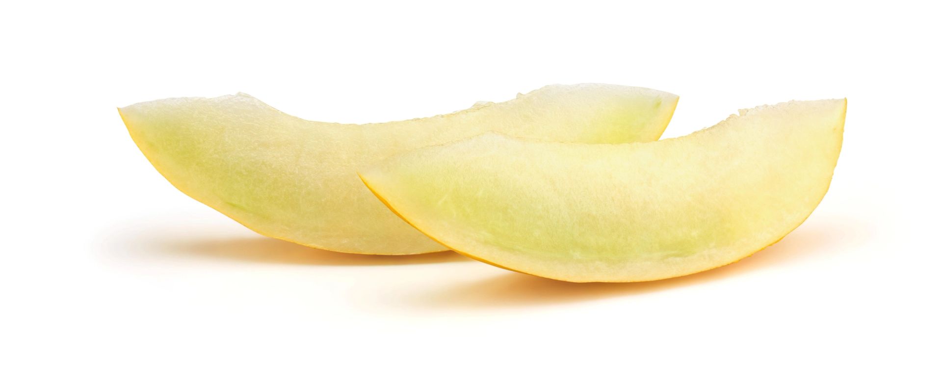 Gul melon (honningmelon), både hel og delt i to, som viser lyst fruktkjøtt og kjerner.
