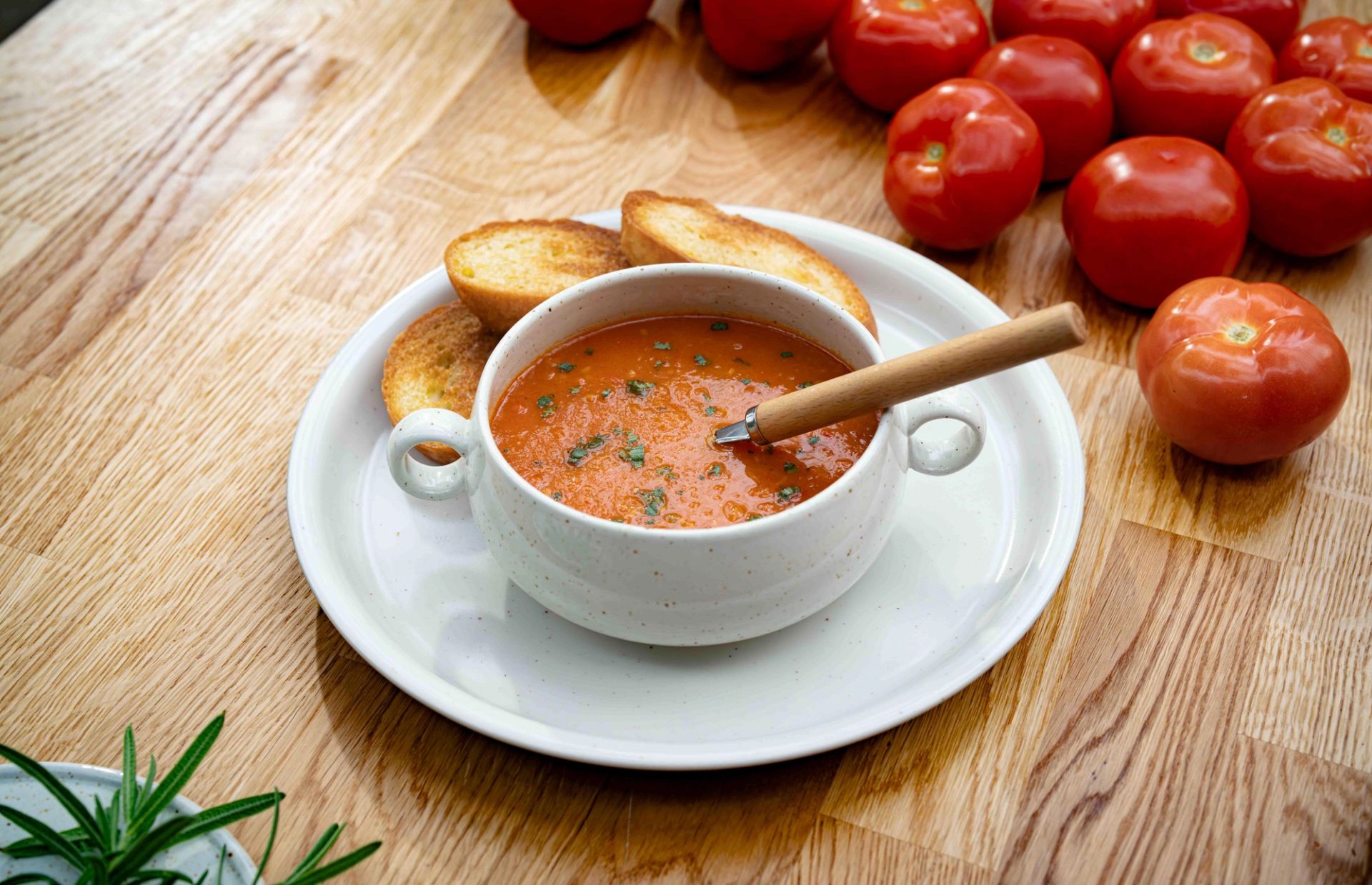 Bilde av en skål med tomatsuppe