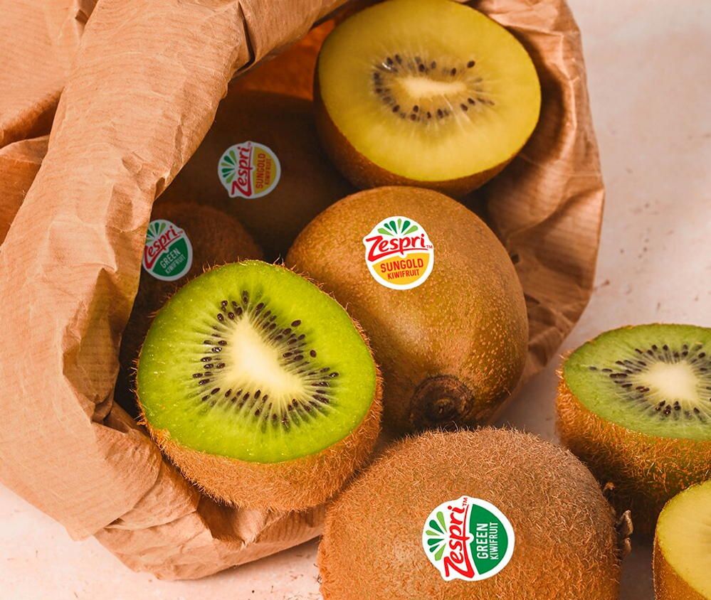 Papirpose med gul og grønn kiwi