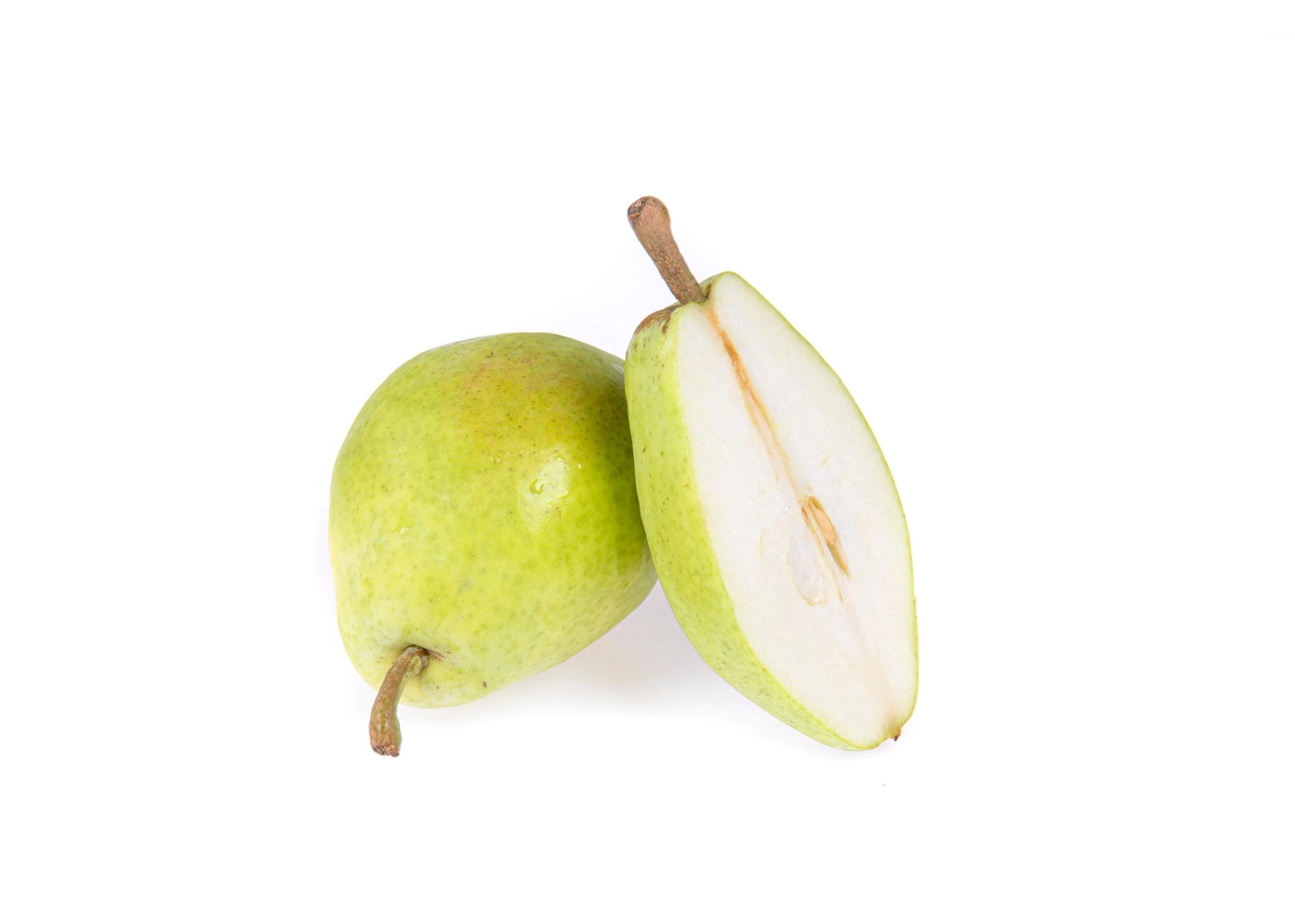 To pærer liggende på en hvit bakgrunn. Den ene pæren er hel og grønn, mens den andre er delt i to og viser det lyse fruktkjøttet og frøhuset inni.