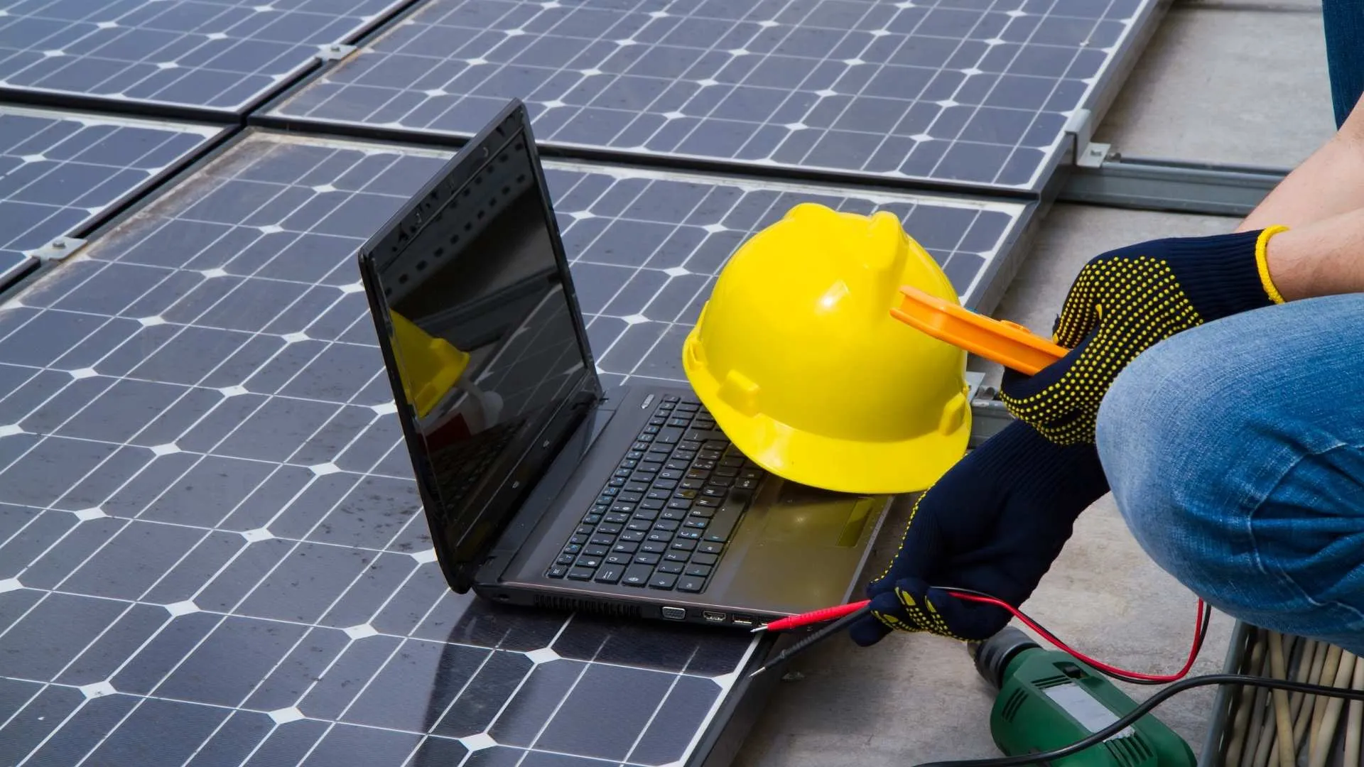 installatore all'opera su un impianto fotovoltaico