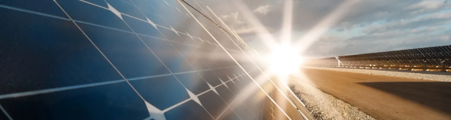 impianto fotovoltaico al tramonto