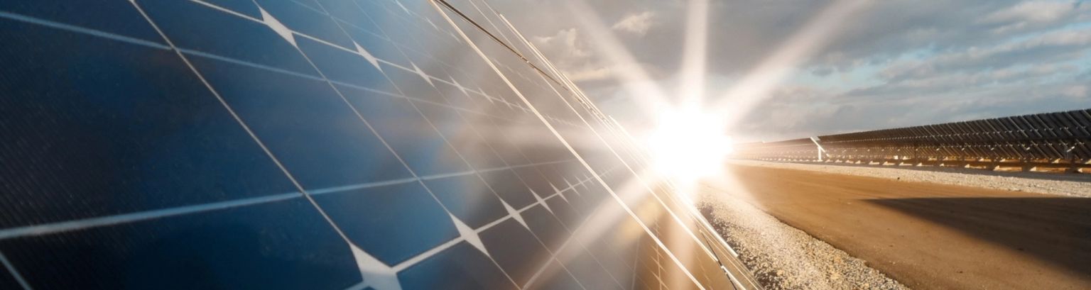 impianto fotovoltaico al tramonto