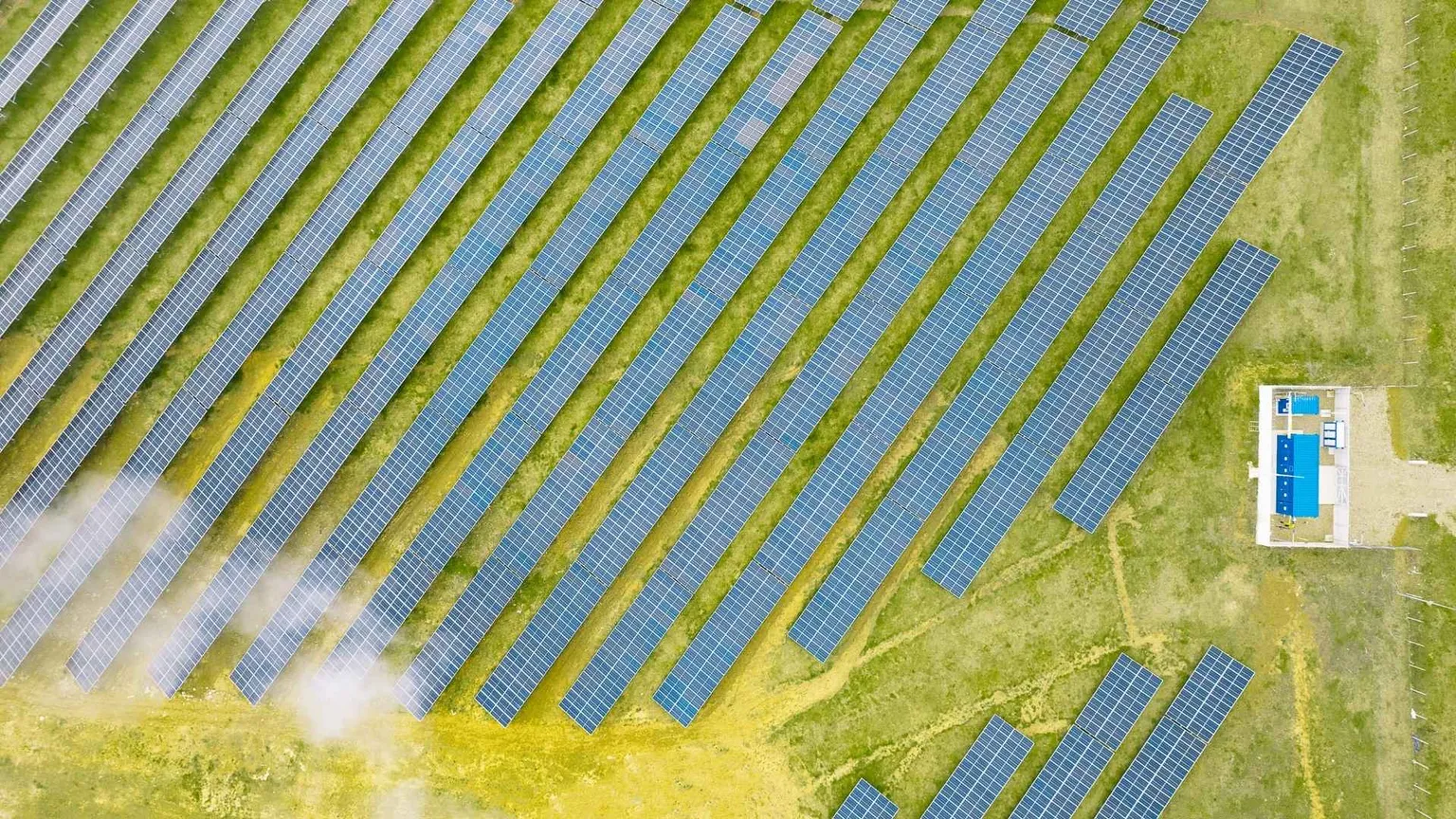 grande impianto fotovoltaico a terra
