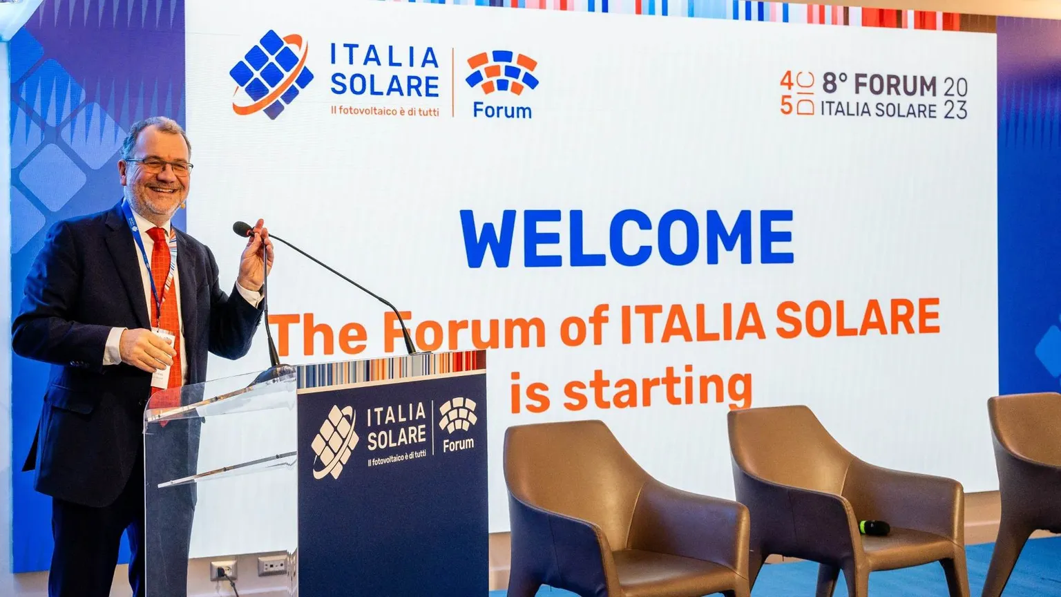 Paolo Rocco Viscontini in veste di presidente di Italia Solare tiene una presentazione