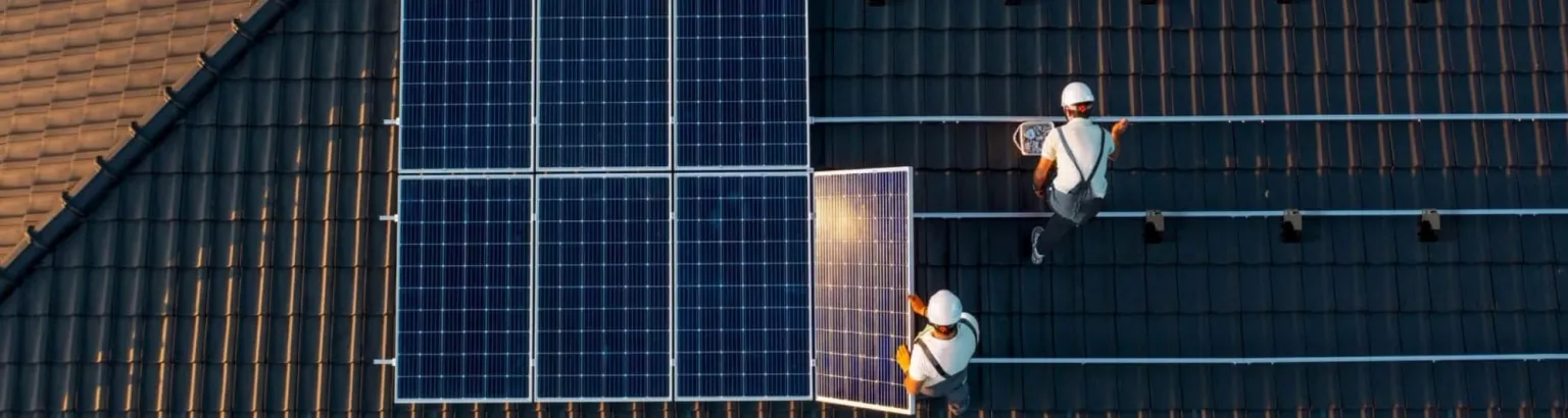 installatori al lavoro per realizzare un impianto fotovoltaico su tetto