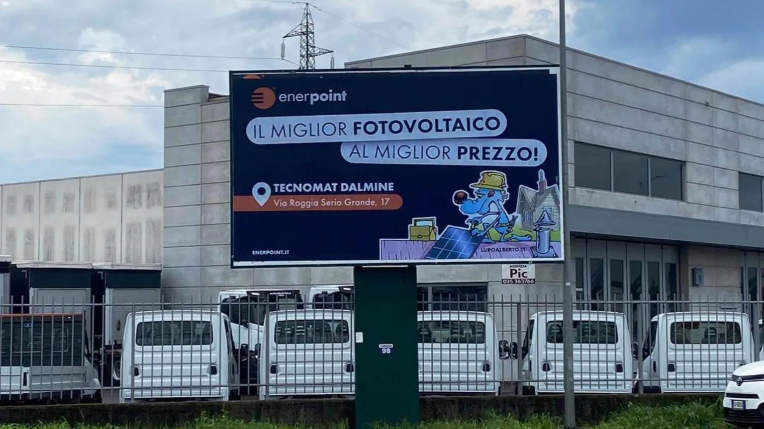 cartellone pubblicitario raffigurante la pubblicità Enerpoint per Tecnomat