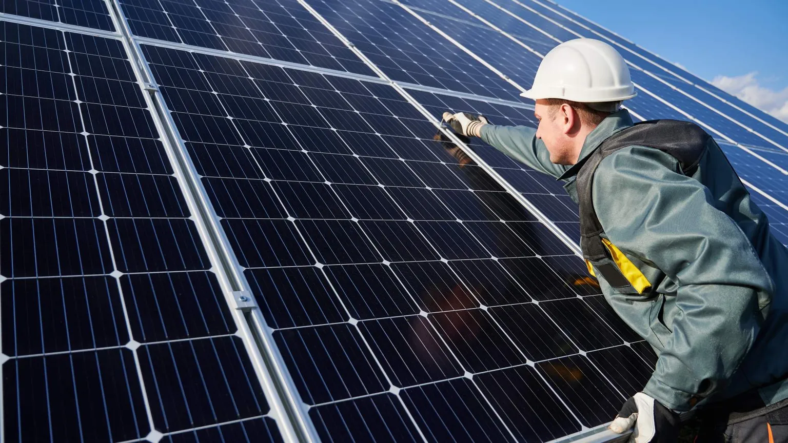 installatore mentre lavoro a un'impianto fotovoltaico