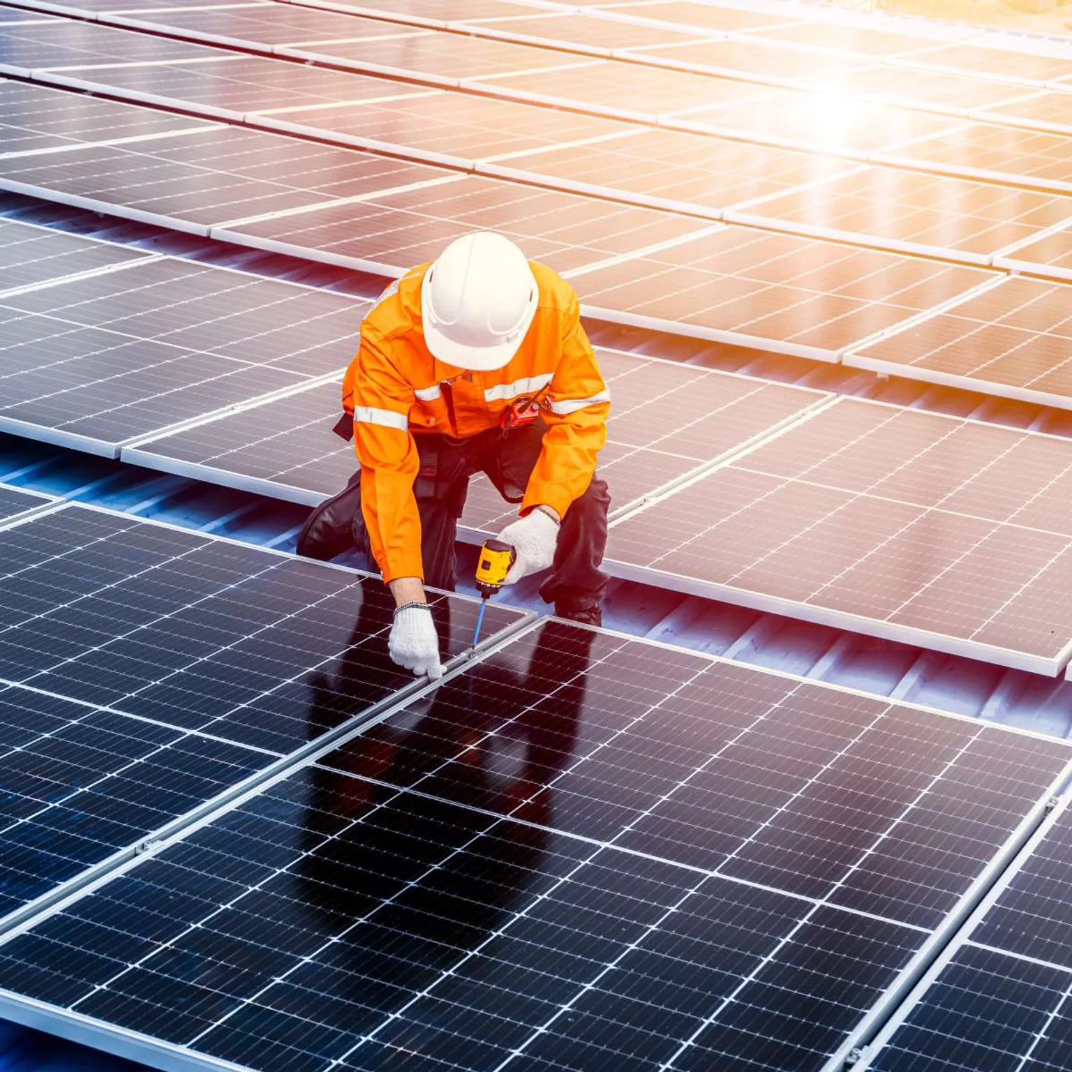 installatore all'opera su un impianto fotovoltaico 
