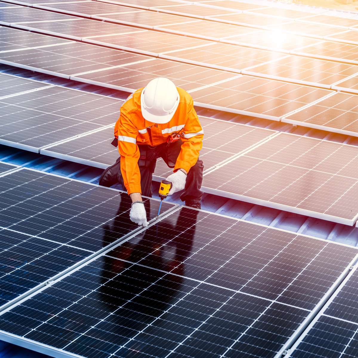 installatore all'opera su un impianto fotovoltaico