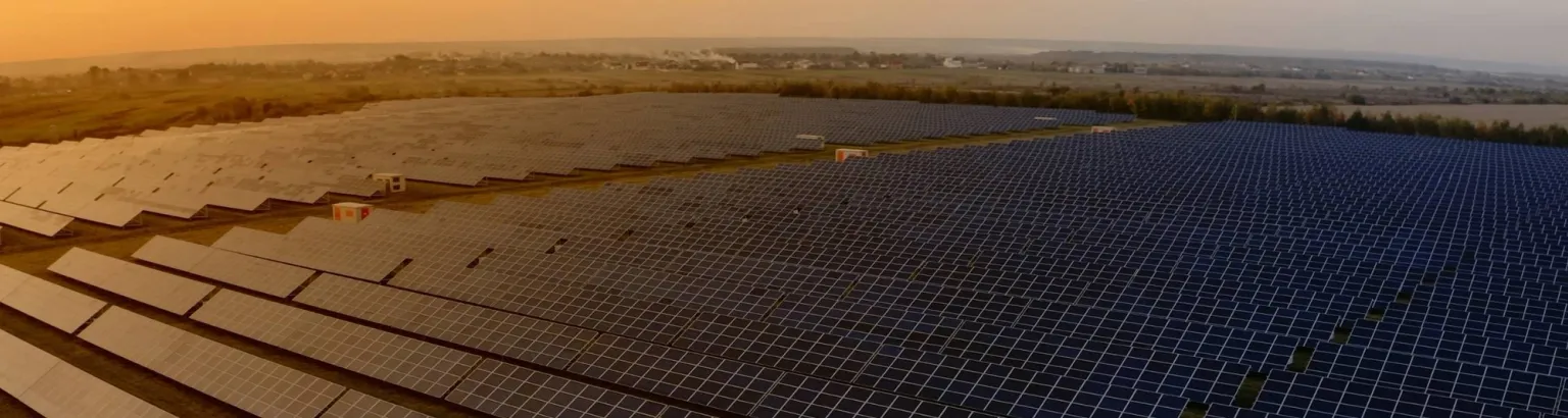 impianto fotovoltaico a terra al tramonto
