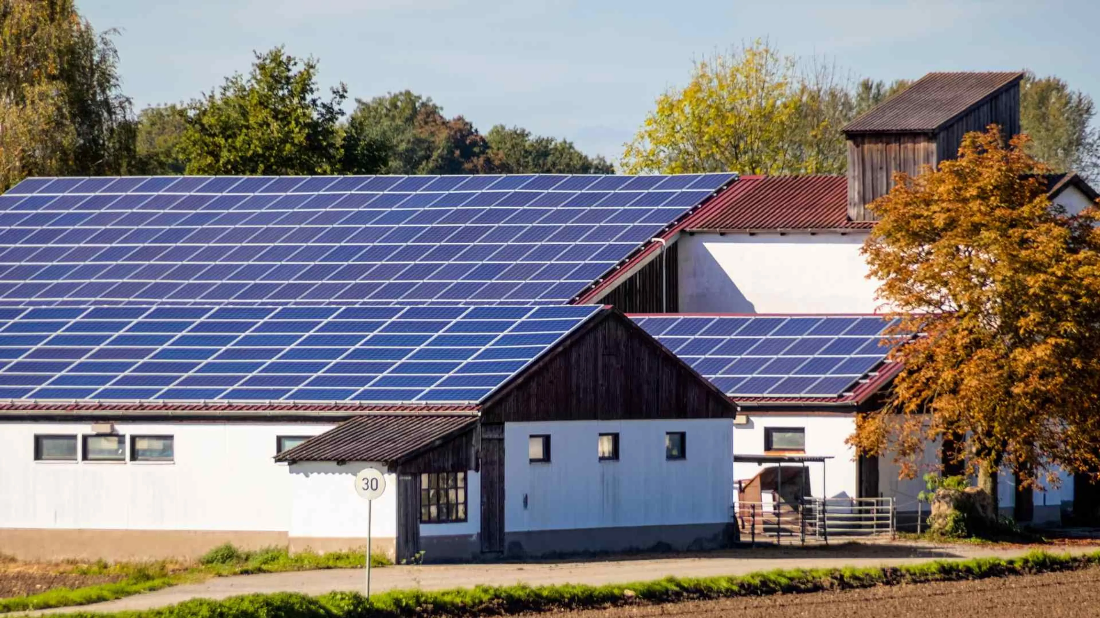 azienda agricola con impianto fotovoltaico su tetto