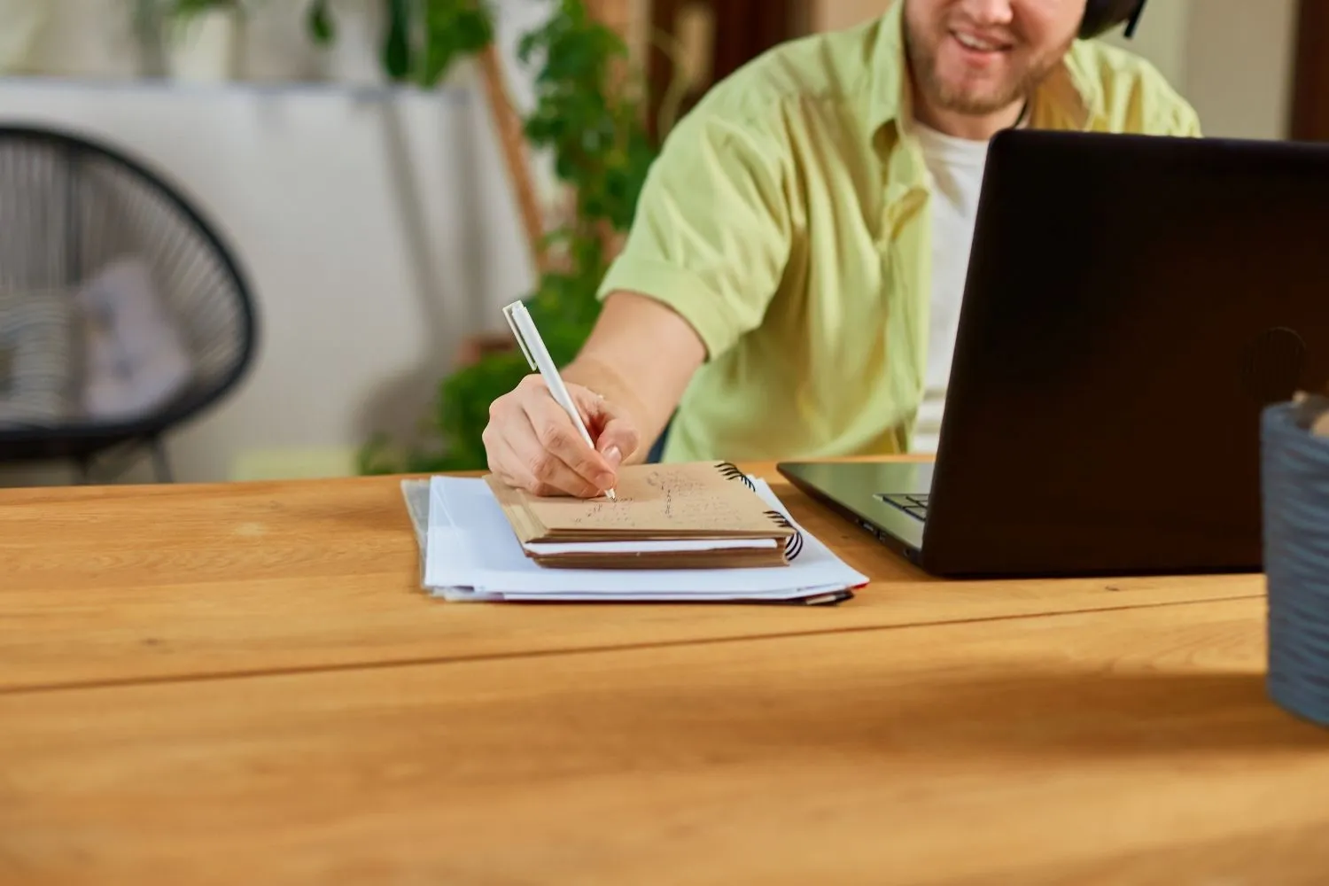 persona che assiste a un webinar prendendo appunti