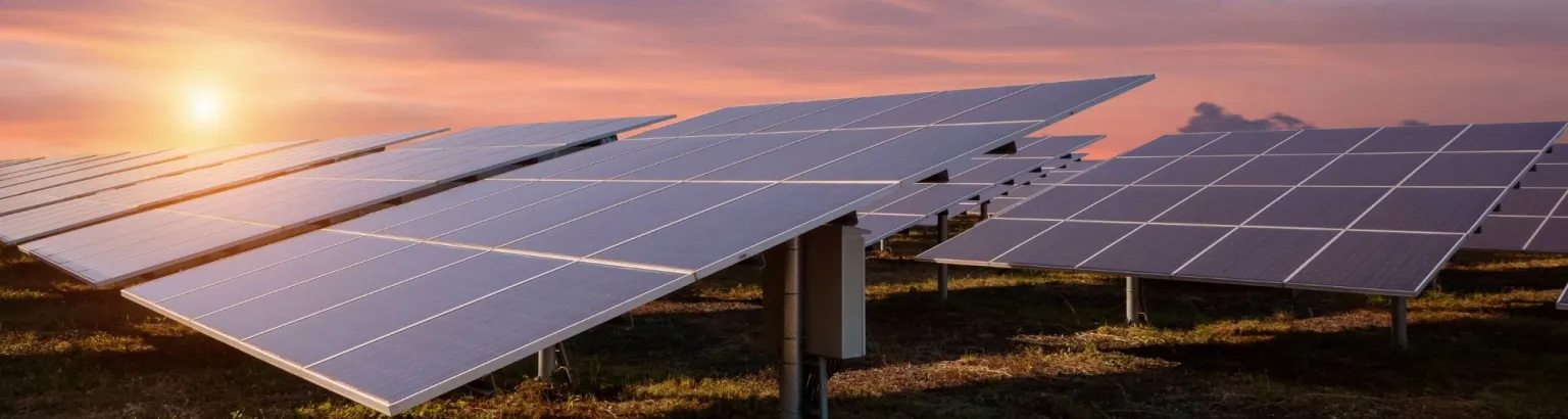 impianto fotovoltaico al tramonto