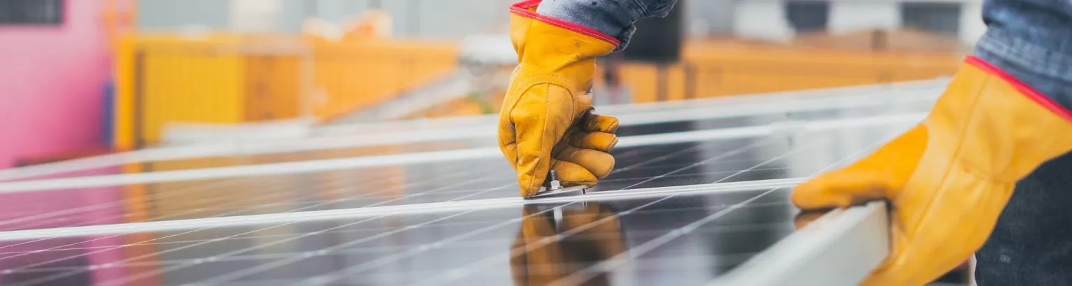 mani di un installatore al lavoro su un impianto fotovoltaico