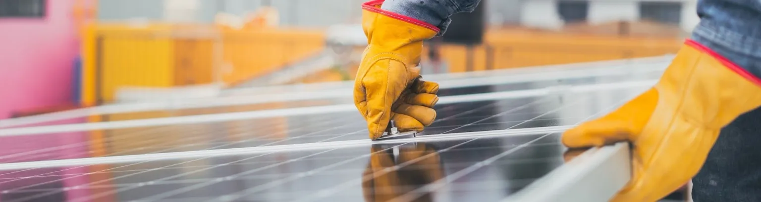 mani di un installatore al lavoro su un impianto fotovoltaico