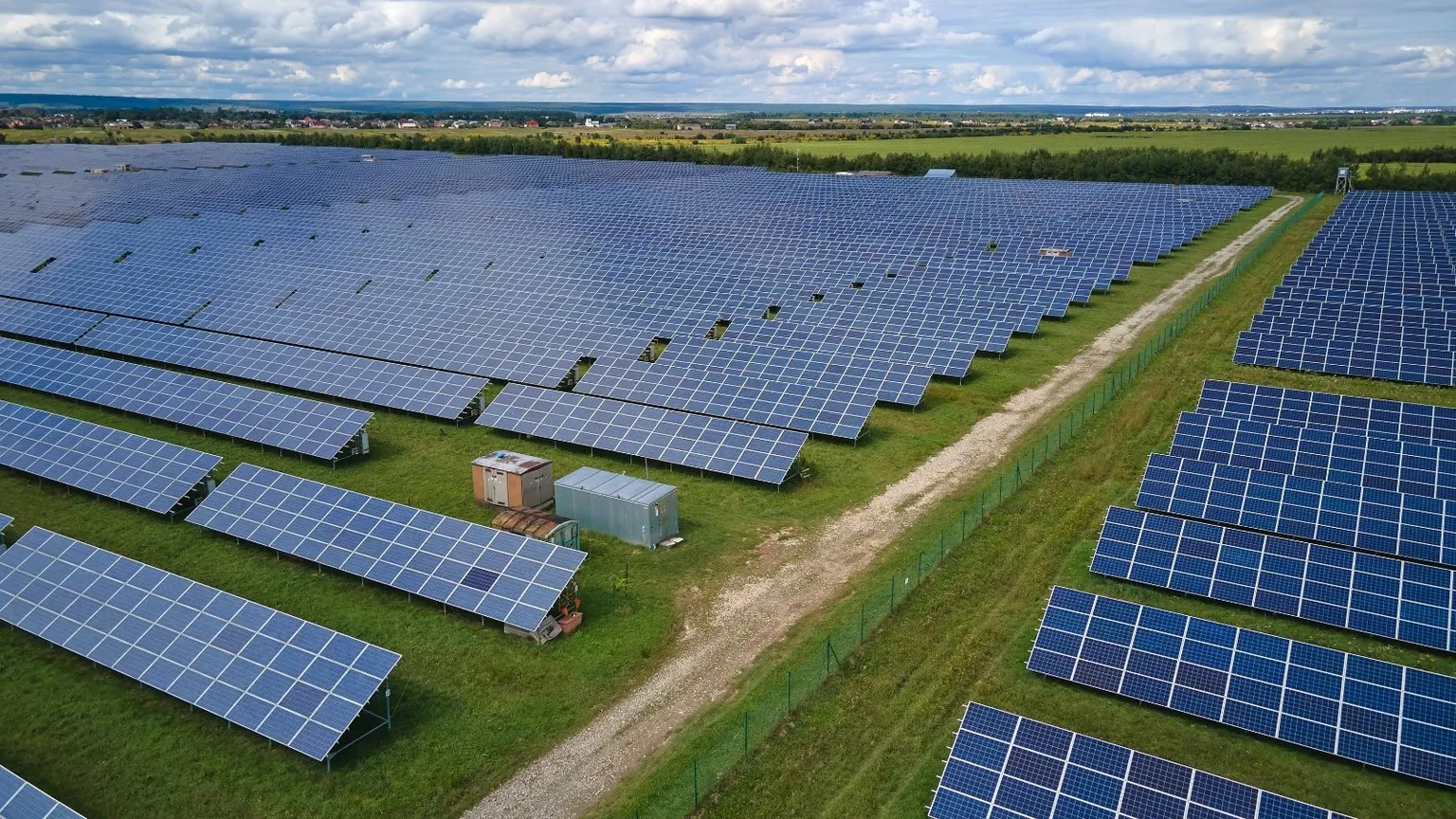 grande impianto fotovoltaico a terra