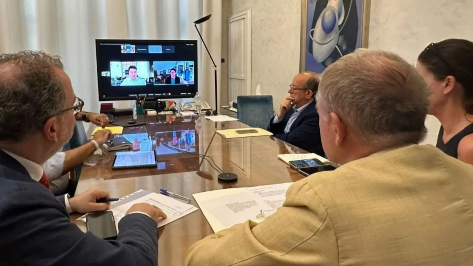 Paolo Rocco Viscontini e i rappresentanti Huasun durante l’incontro con il ministro Urso