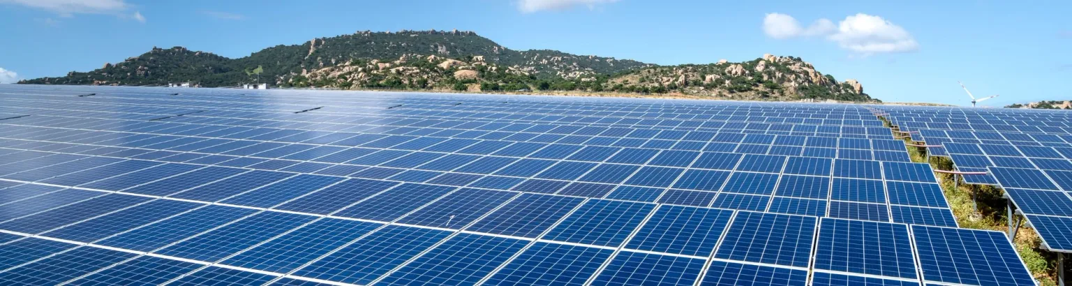 grande impianto fotovoltaico a terra