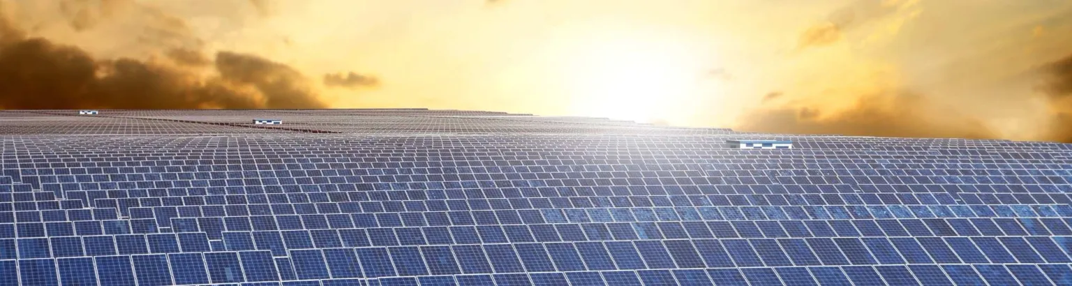 impianto fotovoltaico a terra al tramonto