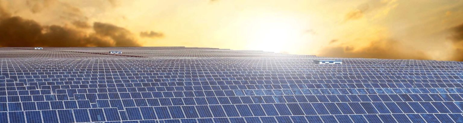impianto fotovoltaico a terra al tramonto